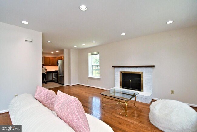 Foto del edificio - 2489 Hillendale Dr