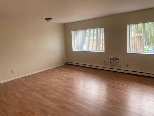 Foto del edificio - 1570 Woodman Dr