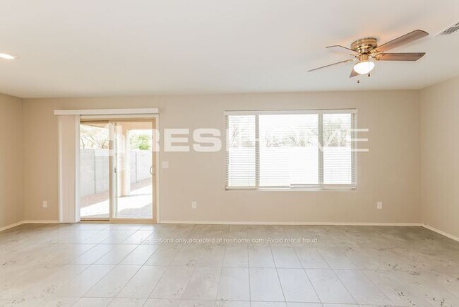 Foto del edificio - 17376 W Molly Ln