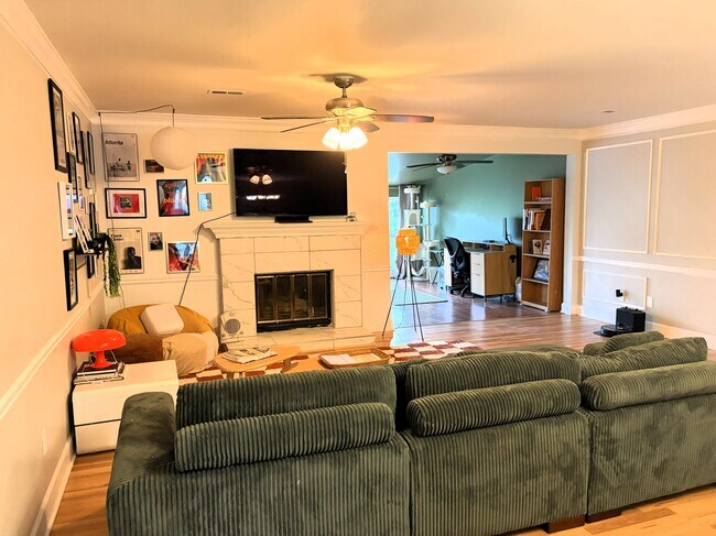Sala de estar contigua al comedor - 1330 Poplar Pointe SE