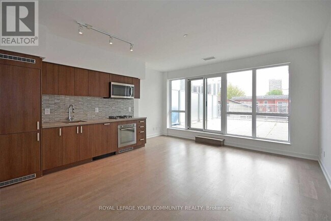 Building Photo - 501-501 St Clair Ave W