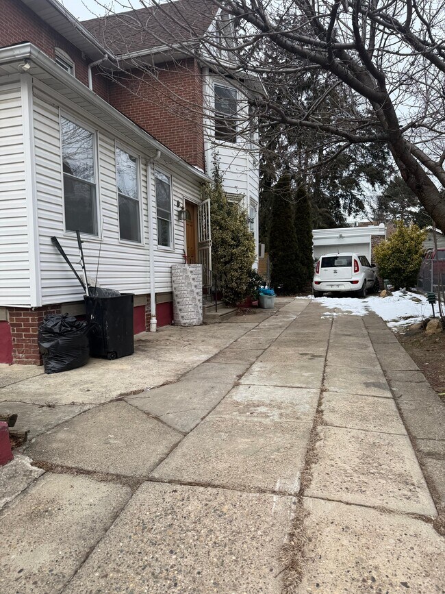 Building Photo - 415 E Sanger St