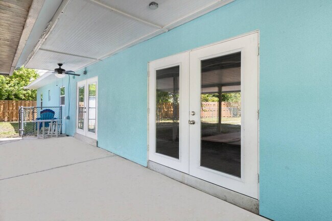 Foto del edificio - 2362 Pineapple Ave