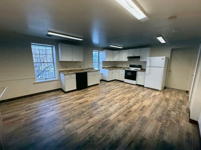 Building Photo - 100 W Main St