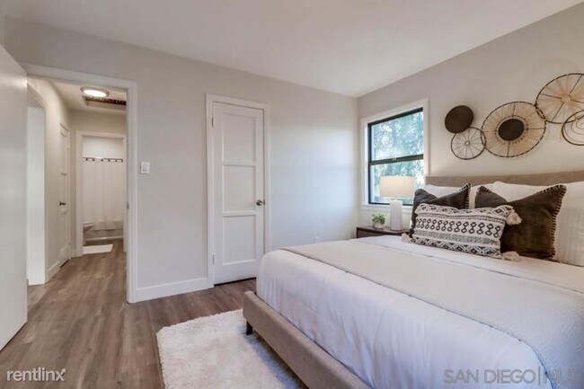 Building Photo - 3 br, 1 bath Townhome - 124 Dikeman St