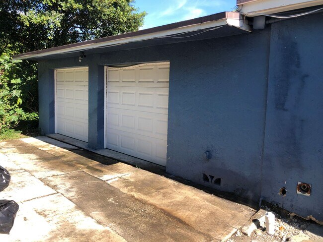 Foto del edificio - Large 5-2 with 2 car garage