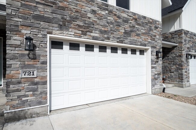 Building Photo - 721 E Zekes Ct