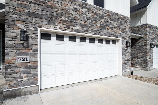 Photo - 721 E Zekes Ct House