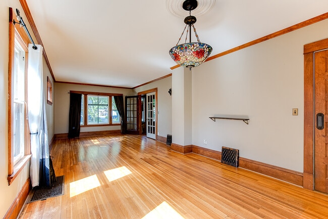 Building Photo - 1654 Van Buren Ave