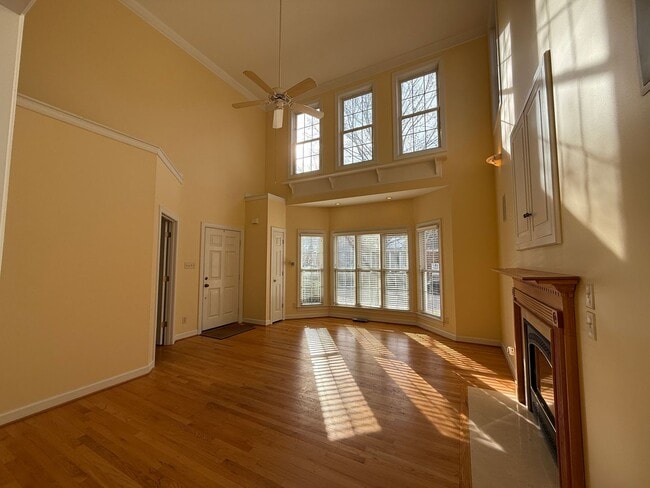 Building Photo - Immaculate End-Unit Townhome in Port Warwick