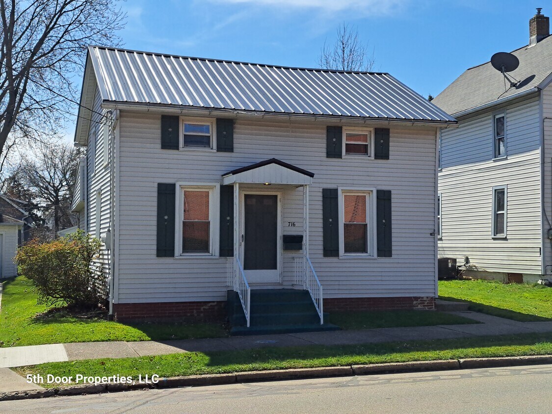 Primary Photo - 716 E Main St