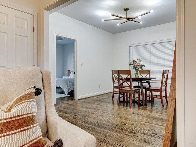 Foto del edificio - "Charming 2-Bedroom Retreat in Birmingham – Cozy 932 Sq Ft Haven!"