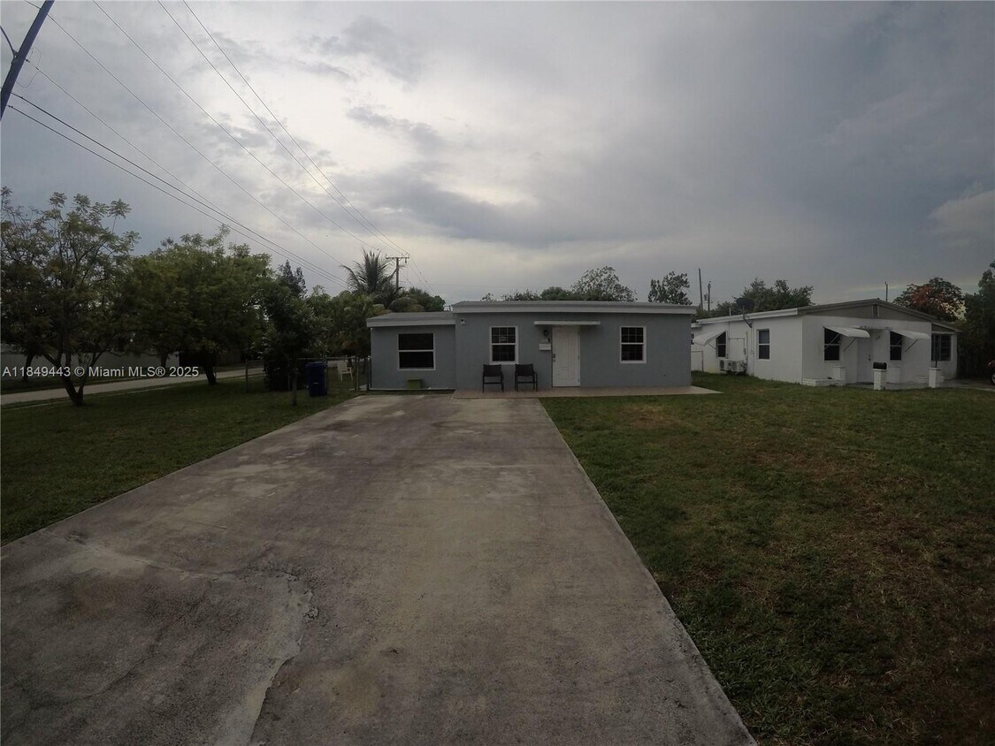 Foto principal - 1698 NE 182nd St