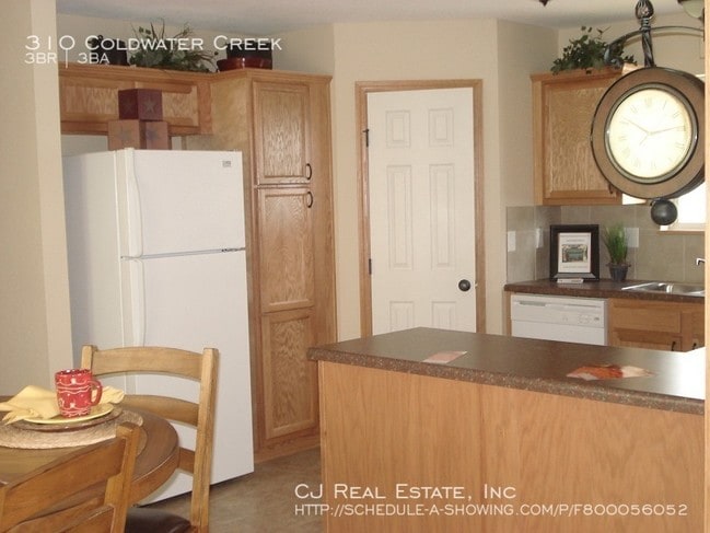 Building Photo - 310 NE Coldwater Creek Dr