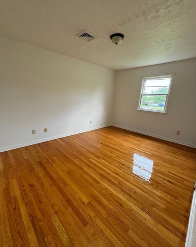 Dormitorio - 9826 Village Hwy