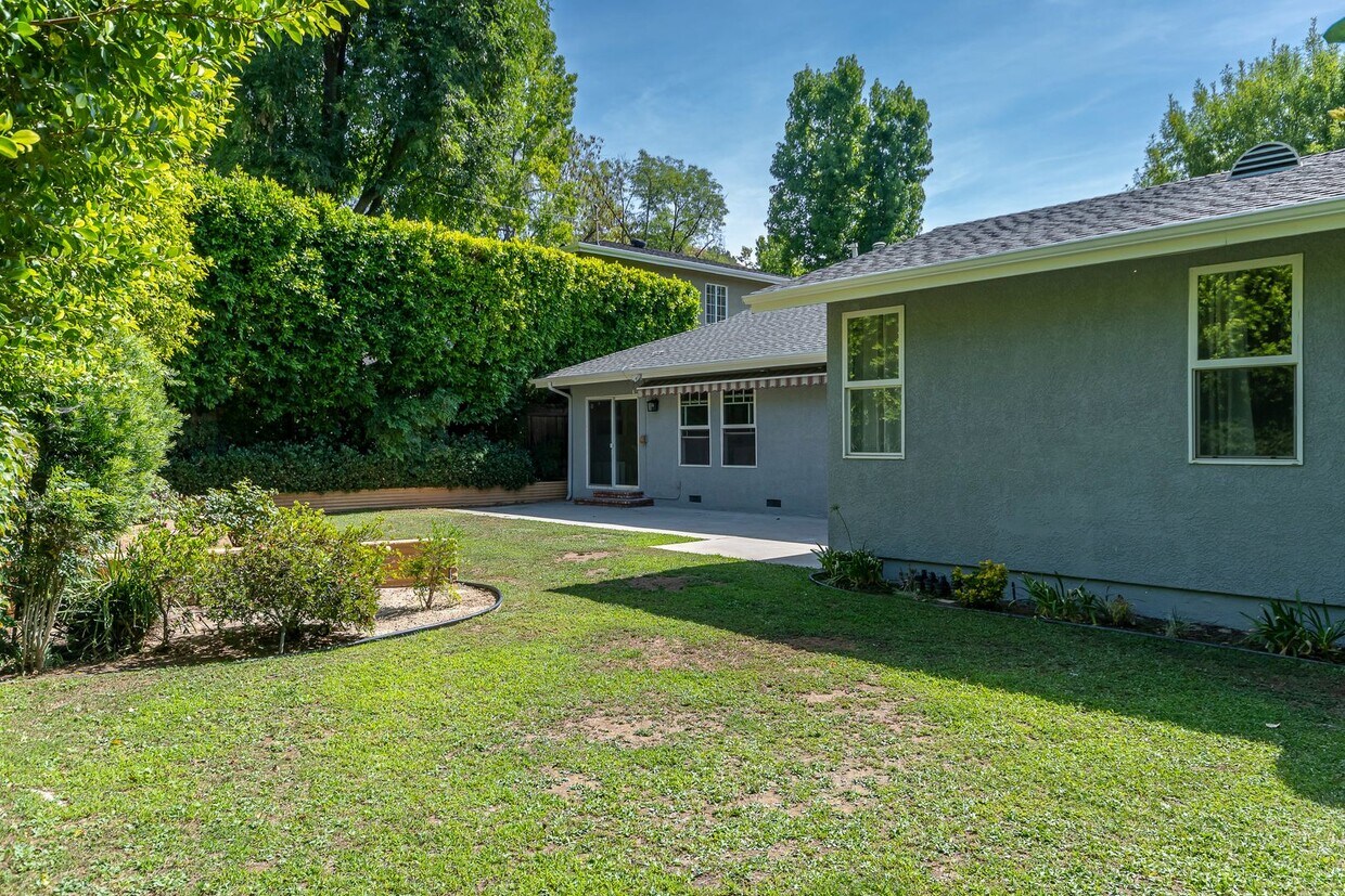 Building Photo - 4 Bed / 2 Bath Single Family Home in a Beautiful La Cañada Flintridge Neighborhood