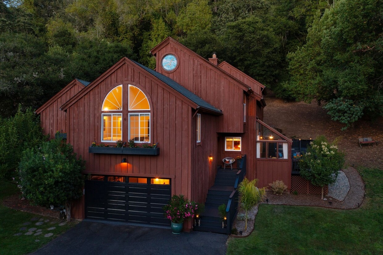 Foto principal - Stunning Mid-Century Modern 5bed/3.5 bath ...