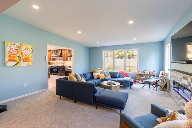 Building Photo - Stunning 4-Bed/3-Bath Home in Doylestown Township. Available Late August!