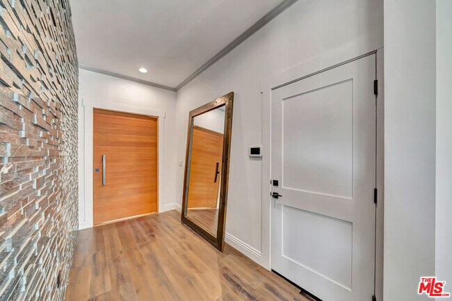 Foto del edificio - 6032 Goodland Ave