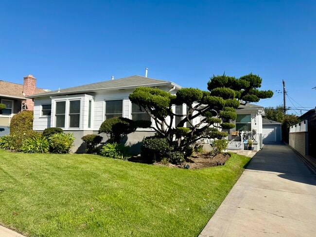 Building Photo - 6122 S Fairfax Ave