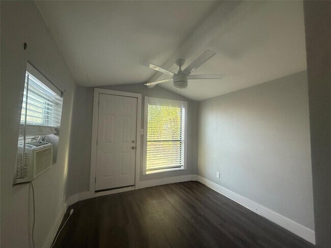 Foto del edificio - 2113 River Rd