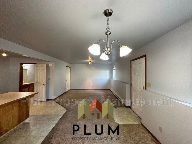 Building Photo - 2050 S 14th St W