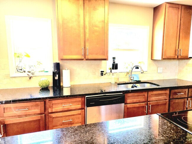 Building Photo - Great Location! Charming Ranch in Universi...