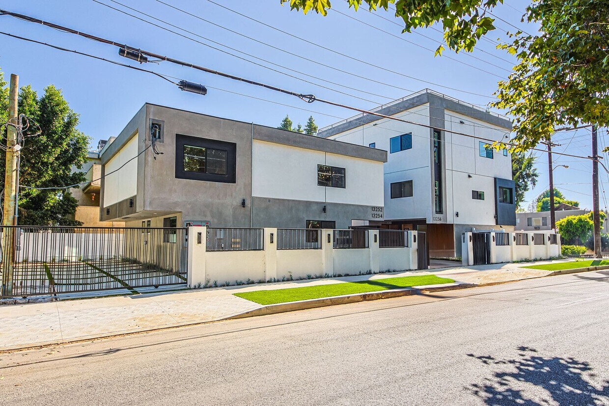 Primary Photo - 4658 Fulton Ave