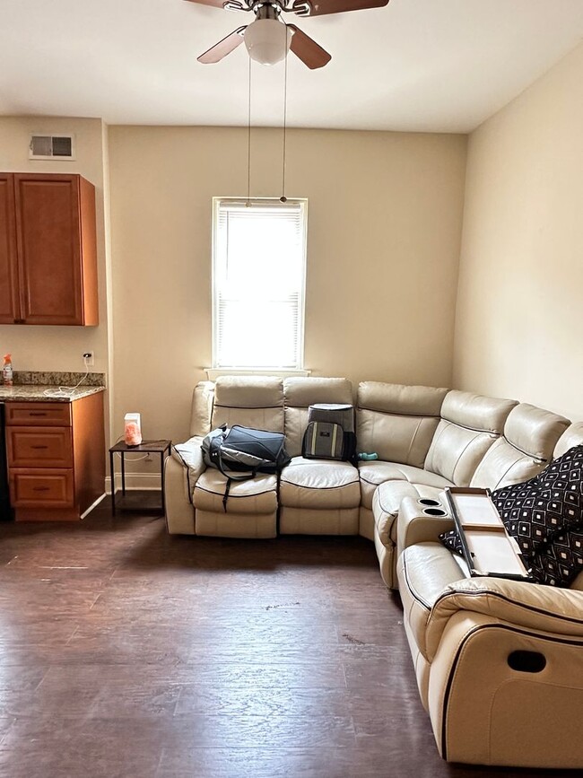 Building Photo - 1835 Moore: Newly Renovated!!!!