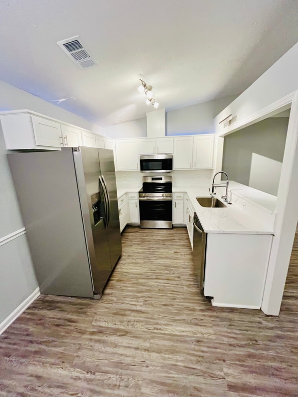 Foto del edificio - 7801 Cross Tie Dr