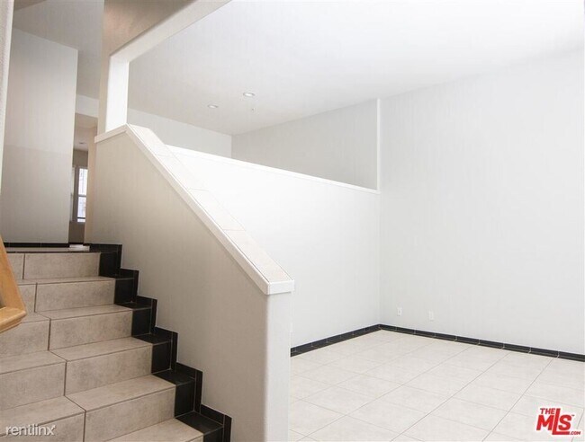 Building Photo - 2 br, 3 bath Townhome - 8007 Hannum Ave