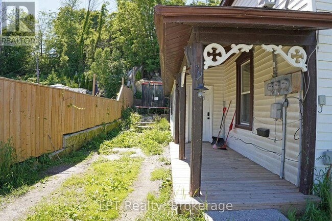Building Photo - 726 Berford St