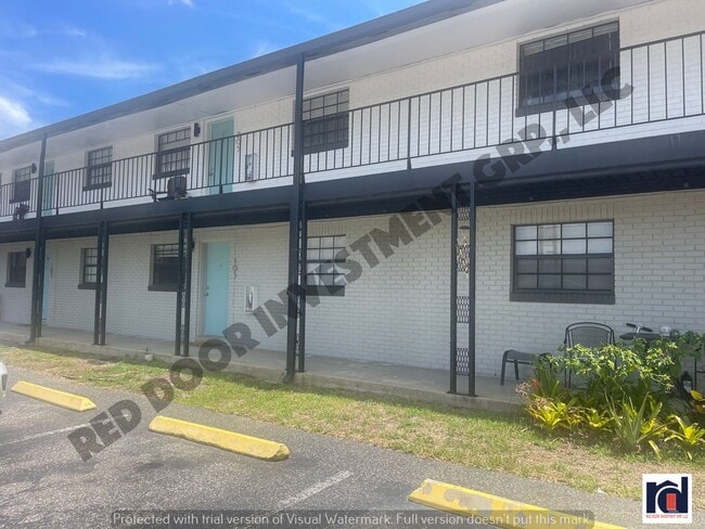 Building Photo - **Move In Special 1/2 off 1st Month!** Coz...