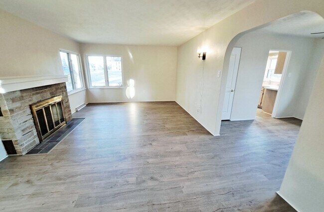 Foto del edificio - 3 Bed / 1-1/2 Bath Single Family Home w/ 2-Car Garage