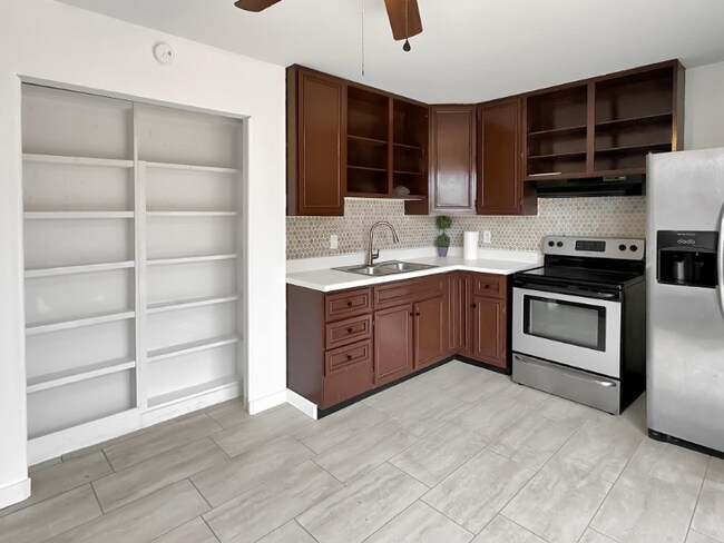 Foto del edificio - 877 Donegal Dr W