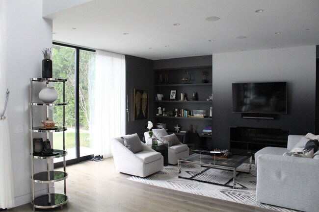 Foto del edificio - 1749 Stone Canyon Rd