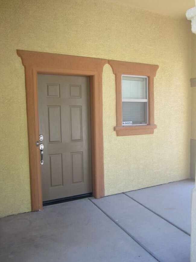 Foto del edificio - Adorable 2 story patio style with three spacious bedrooms and two full baths upstairs