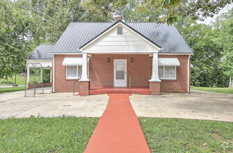 Building Photo - 401 Hillcrest Dr