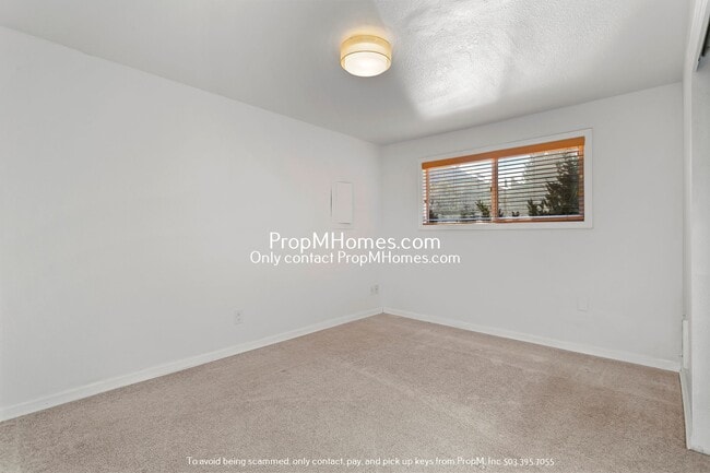 Building Photo - Wonderful Two Bedroom Condo In SE Portland...
