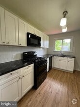 Building Photo - 1215 Highwood Rd