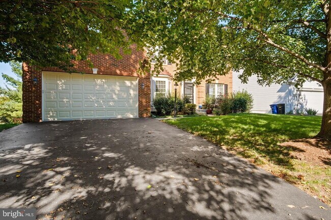 Foto del edificio - Spacious 4-Bedroom Home with Lake Views & Finished Basement