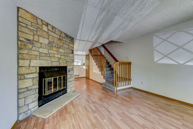 Foto del edificio - Beautiful 2 bed 2 bath townhome with carport in desirable Hearthwood Neighborhood With Pool!!