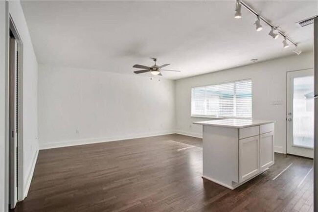 Building Photo - 1BD/1BA Condo on St Charles Ave with Gated...