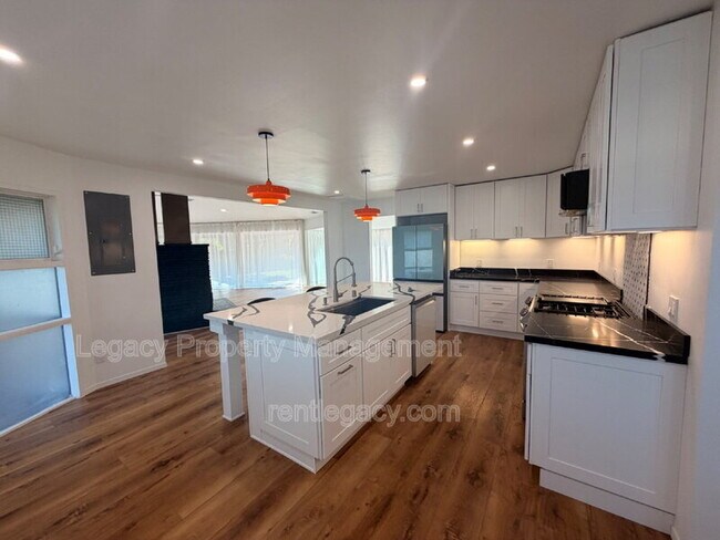 Foto del edificio - 1249 Davis Ave