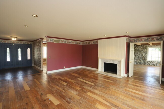 Photo - 460 S Bridge View Dr House