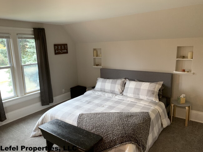 Building Photo - BEAUTIFUL 2 BED 1 BATH UPPER