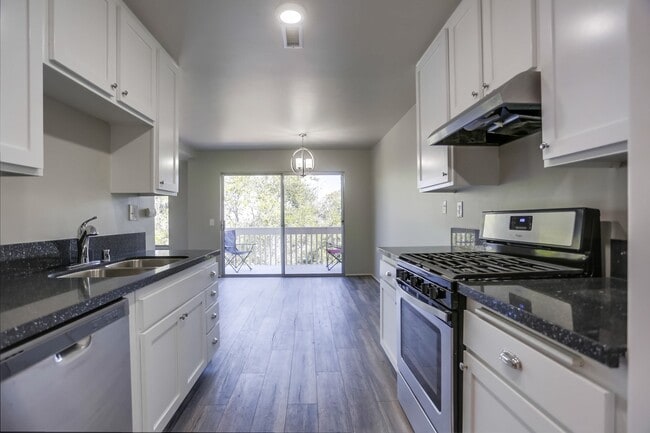 Foto del edificio - 2 Bedroom Oceanside Condo, with Private Ya...