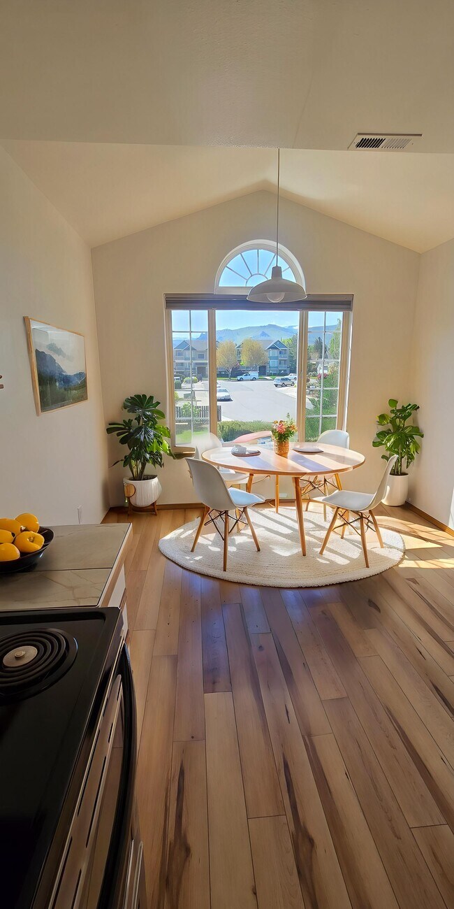 Comedor - 1350 Brown St