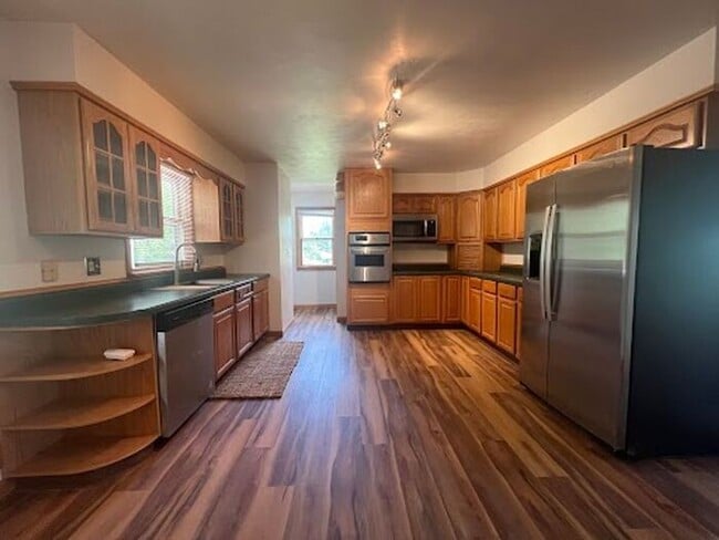 Building Photo - $2,600 | 3 Bedroom, 2 Bathroom House | Dog...