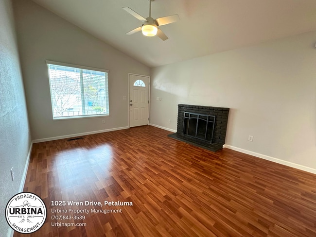 Building Photo - Beautifully Updated Petaluma Home with Spa...